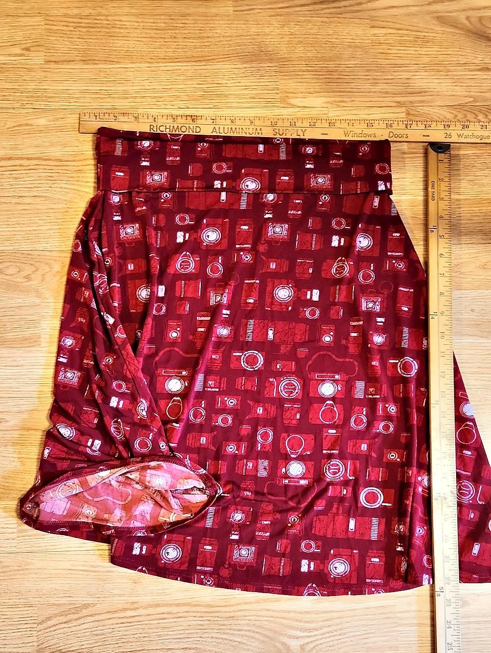 LULAROE Geometric Camera Print Skirt Red & White Size Large Like New